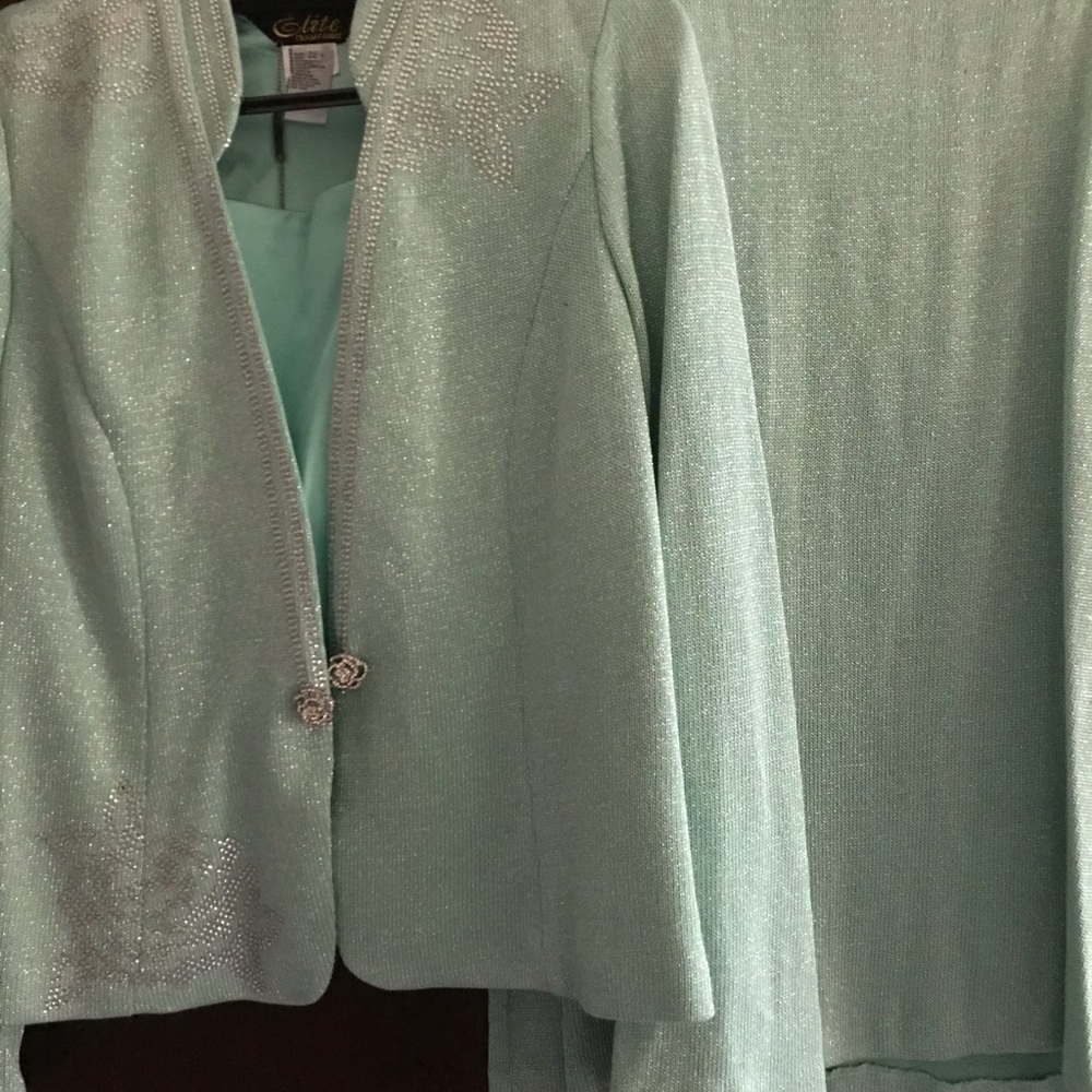 Beautiful brand new knit suit by Elite Champagne